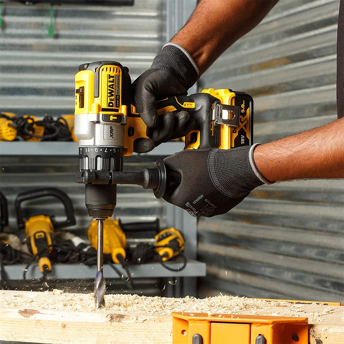  Dewalt DCD996P2-QW 18 V 5.0 Ah XR Çift Akülü Darbeli Matkap 